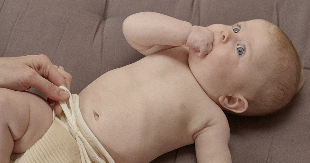 Baby mit SUMO Stoffwindel zum Thema Empfindliche Babyhaut: Ursachen, Pflege und was wirklich hilft