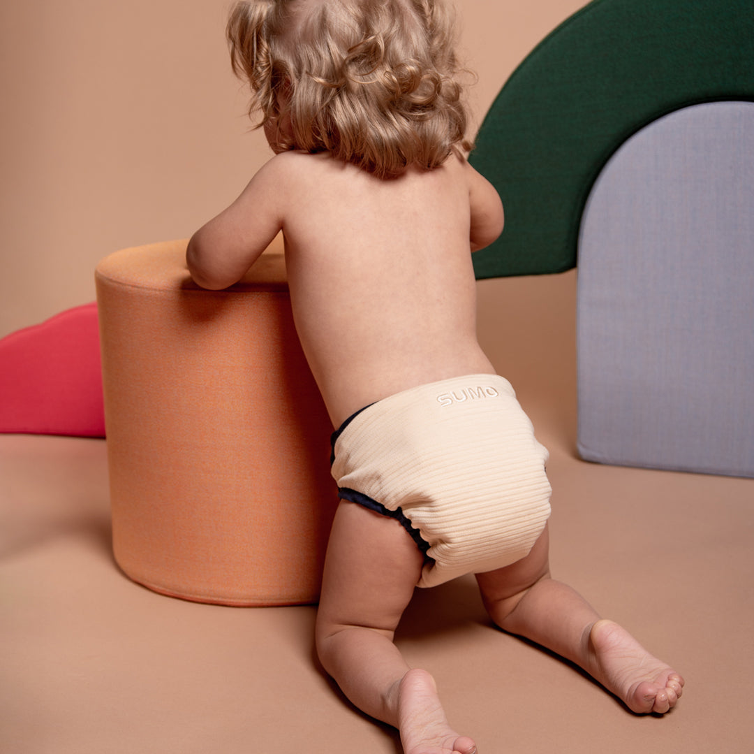 Windel Baby trägt eine Stoffwindel von Sumo Berlin